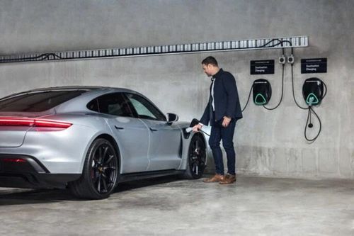 Sạc ôtô điện Porsche bị người dùng tố sạc chậm gấp đôi quảng cáo