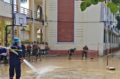Công an hỗ trợ các nhà trường dọn vệ sinh sẵn sàng đón học sinh