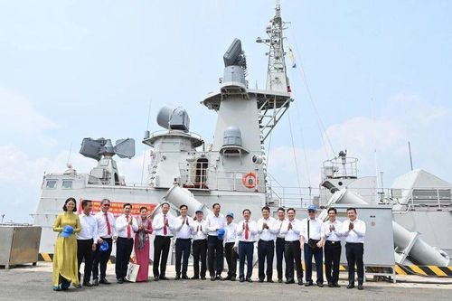 Đoàn đại biểu Đại hội Đảng bộ TPHCM thăm Bộ tư lệnh Vùng 2 Hải quân