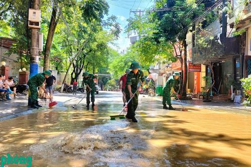 Sáng ngời phẩm chất 'Bộ đội Cụ Hồ' trong mưa lũ