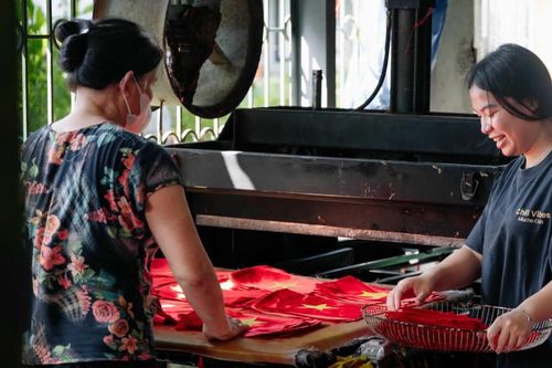Giữ hồn dân tộc trên mỗi lá cờ