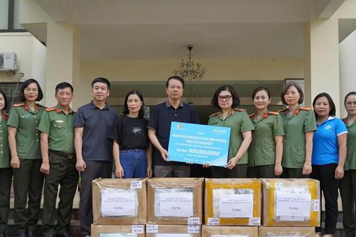 Hội Phụ nữ Bộ Công an trao quà hỗ trợ người dân Thái Nguyên