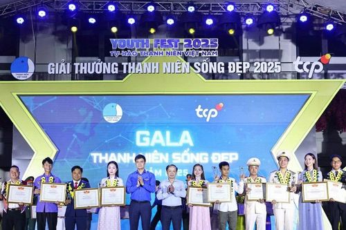 Runner khiếm thị Vũ Tiến Mạnh và những 'Thanh niên sống đẹp' năm 2025 truyền cảm hứng, thắp lửa niềm tin