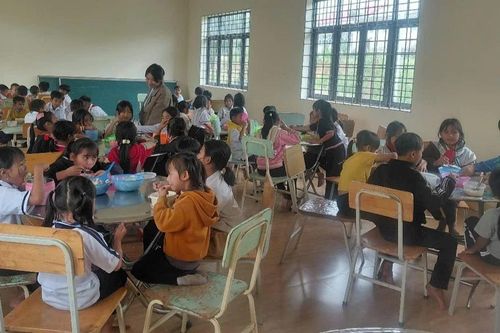 Thầy cô vùng cao 'hóa đầu bếp', nấu cơm cho học trò nghèo