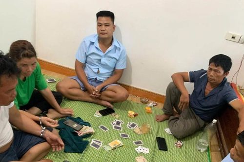 Tạm giữ 5 đối tượng lợi dụng mưa bão tổ chức đánh bạc