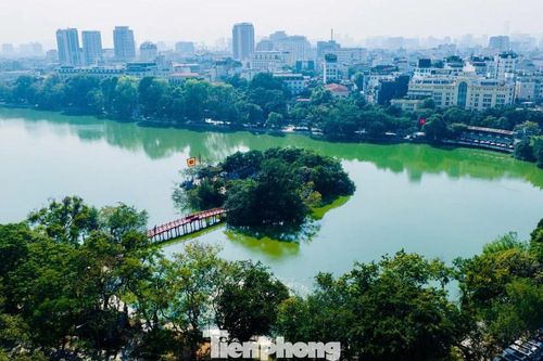 Sắc thu dịu dàng phủ khắp Hà Nội khiến lòng người đắm say
