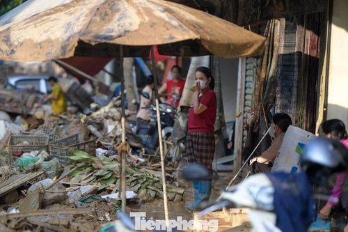 Chợ đầu mối Thái Nguyên ngổn ngang sau lũ, tiểu thương tất bật dọn dẹp