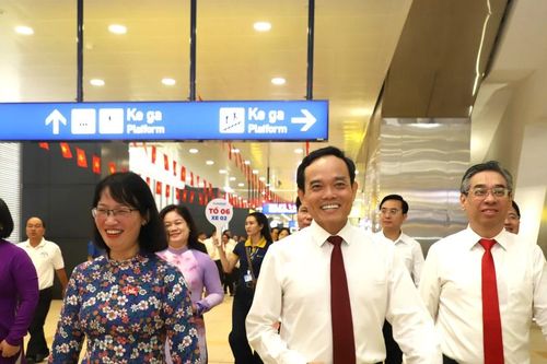 Bí thư Trần Lưu Quang cùng hơn 500 đại biểu đi metro, dâng hương các Vua Hùng trước thềm Đại hội Đảng bộ TPHCM