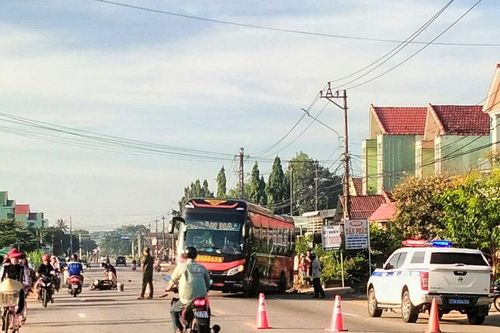 Ô tô khách va chạm liên hoàn, 2 vợ chồng đi xe máy tử vong
