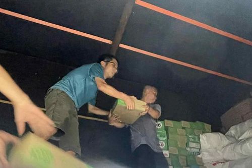 Người dân TPHCM góp tiền tiết kiệm, gửi trăm tấn hàng ra Bắc cứu trợ sau mưa lũ