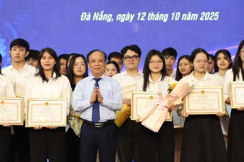 Tiếp cận xanh cho nhà kính thông minh giành giải nhất sinh viên nghiên cứu khoa học