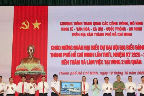 Đoàn đại biểu Đại hội Đảng bộ TPHCM thăm Bộ Tư lệnh Vùng 2 Hải quân