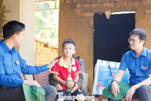 Bí thư thứ nhất T.Ư Đoàn Bùi Quang Huy thăm hỏi vùng lũ Bắc Ninh