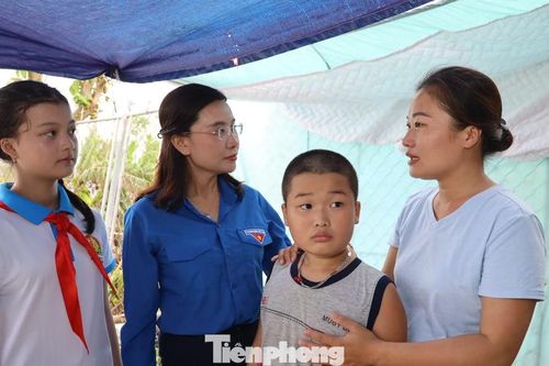 Bí thư T.Ư Đoàn trao quà, thăm hỏi người dân bị thiệt hại sau bão ở Nghệ An