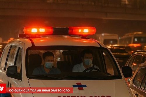 Tắc đường Hà Nội và nỗi ám ảnh 'cuộc đua với tử thần' của xe cứu thương
