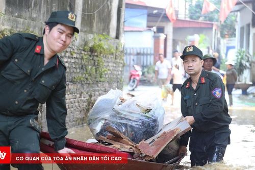 Hình ảnh hàng trăm chiến sĩ Công an Hà Nội 'xắn tay' cùng dân dọn dẹp sau lũ