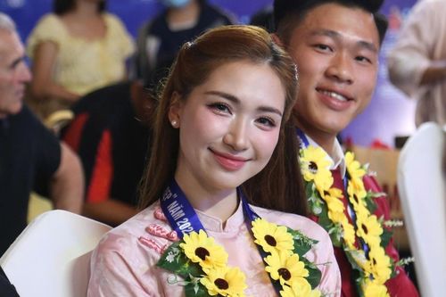 Hòa Minzy và Trưởng bản cứu 90 người được tôn vinh 'Thanh niên sống đẹp'