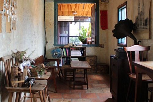 Quán cà phê 'bí ẩn' ở chung cư trăm tuổi TPHCM, mỗi ngày chỉ đón hơn 10 khách