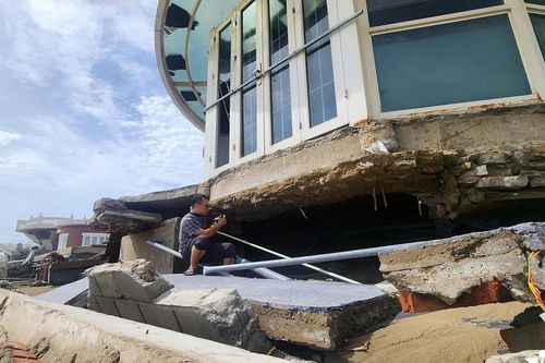 Lộ điều bất ngờ vụ loạt villa bị bão quật đổ sập; siết cho vay mua nhà thứ hai