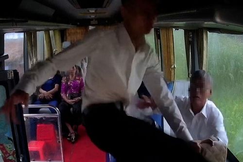 Vụ tài xế 'nóng ruột' vì chờ đoàn đón dâu quá lâu: Người chú đặt xe lên tiếng
