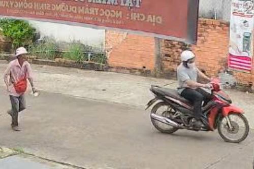 Bị giật 40 tờ vé số, người đàn ông hoảng hốt chạy bộ đuổi theo xe kẻ cướp