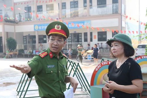 400 chiến sĩ Công an Hà Nội chạy đua dọn dẹp tại 'điểm nóng' sau lũ lịch sử