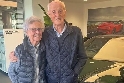 Kỷ niệm ngày cưới, cụ ông 92 tuổi cùng vợ mua siêu xe Porsche làm quà