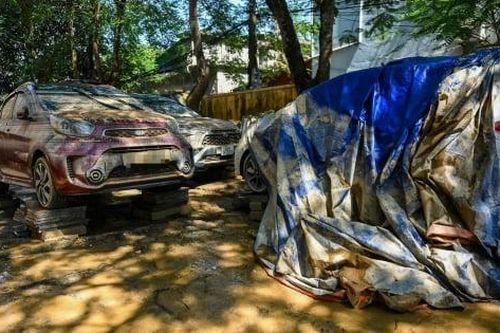 Ô tô bị 'nuốt chửng' trong bùn đất sau mưa lớn: Cách xử lý để không mất cả trăm triệu sửa xe
