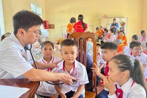 Nâng bước em tới trường tại đảo tiền tiêu Tổ quốc