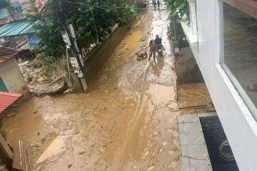 Người dân vùng lũ vệ sinh nguồn nước, phòng dịch bệnh thế nào?