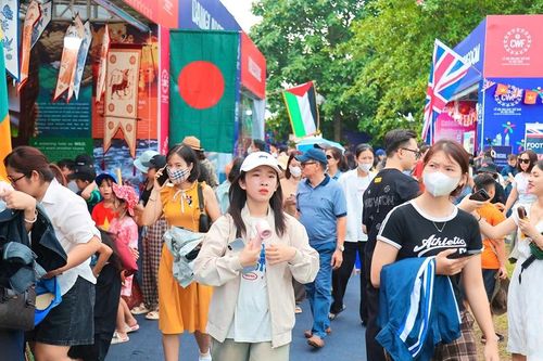 Lễ hội Văn hóa Thế giới tại Hà Nội: Đông đảo du khách hòa mình vào sắc màu toàn cầu