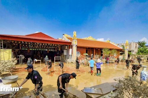 Công an Hà Nội hỗ trợ người dân vùng ngập ngoại thành sớm ổn định cuộc sống