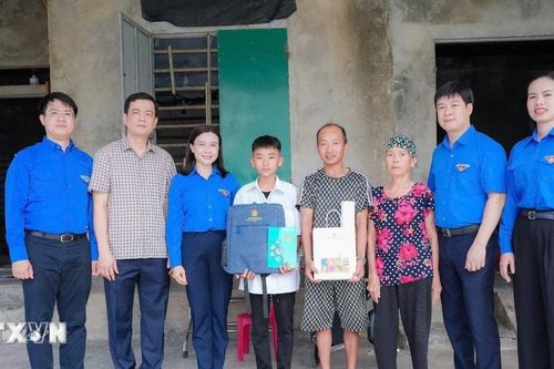 Trung ương Đoàn sẻ chia khó khăn với người dân và thiếu nhi Hà Tĩnh sau bão số 10