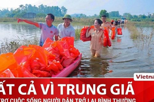 Hàng trăm cán bộ công an Hà Nội giúp người dân Trung Giã khắc phục hậu quả ngập lụt