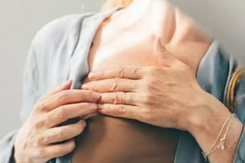 Bác sĩ bảo 'còn trẻ, không cần tầm soát', người phụ nữ suy sụp khi mắc ung thư ác tính