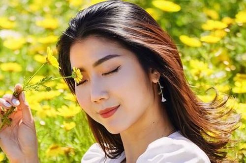 Siêu mẫu hàng đầu Vbiz: Gây chú ý với cuộc hôn nhân 'thần tốc', không biết bố mẹ chồng là ai?