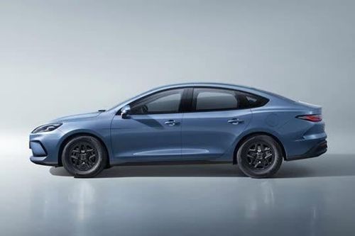 Xe sedan hạng C động cơ PHEV, tiêu thụ 3,08 lít xăng/100 km, giá gần 300 triệu đồng