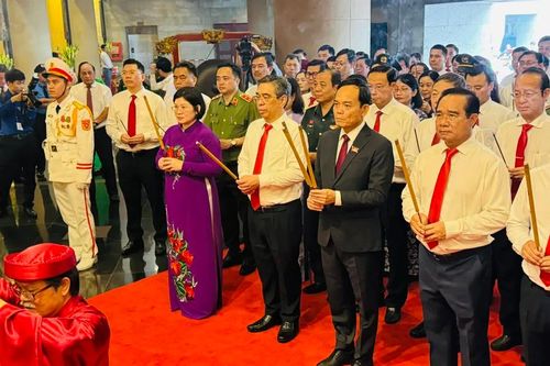 Đoàn đại biểu Đại hội Đảng bộ TPHCM dâng hương tưởng nhớ các Vua Hùng