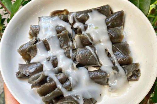 Món bánh dân dã đen sì, nghe tên ngượng đỏ mặt là đặc sản miền Tây, ăn với cốt dừa béo ngậy