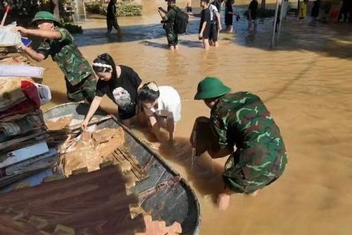Các trường học khẩn trương dọn dẹp sau bão lũ, sẵn sàng đón học sinh trở lại