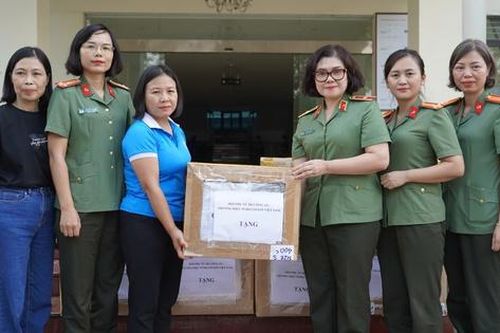 Phụ nữ Bộ Công an hỗ trợ người dân tỉnh Thái Nguyên khắc phục hậu quả mưa lũ