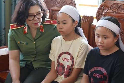 Hội Phụ nữ Bộ Công an thăm hỏi gia đình Tổ trưởng an ninh cơ sở hy sinh khi cứu 3 cháu nhỏ bị đuối nước