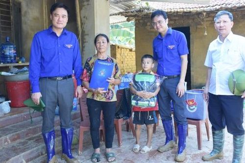Bí thư thứ nhất Trung ương Đoàn Bùi Quang Huy thăm, tặng quà người dân bị ảnh hưởng bởi bão lũ tại Bắc Ninh