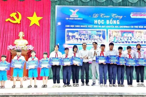 Tặng quà cho người yếu thế nhân kỷ niệm Ngày Truyền thống công tác dân vận