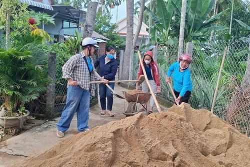 Phụ nữ Gia Lai giúp nhau sửa chữa nhà ở