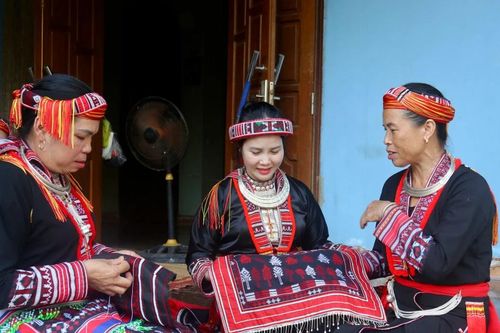 Gìn giữ nét xưa trong trang phục người Dao đỏ