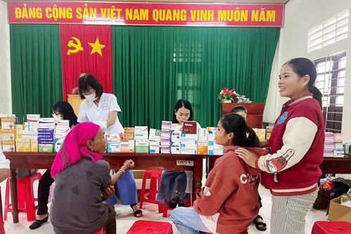 Tặng quà, khám bệnh miễn phí cho hàng trăm người dân thôn Xa Vi