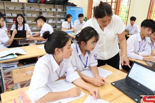 Dạy chữ đi đôi với rèn người