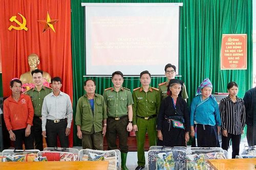 Trao 400 suất quà hỗ trợ Nhân dân xã Thàng Tín khắc phục hậu quả thiên tai