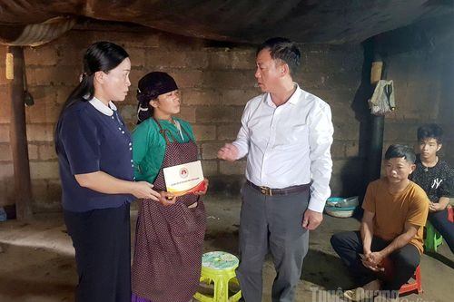 Lãnh đạo Sở Dân tộc và Tôn giáo thăm hỏi, hỗ trợ các hộ dân bị thiệt hại tại xã Lũng Cú và Đồng Văn